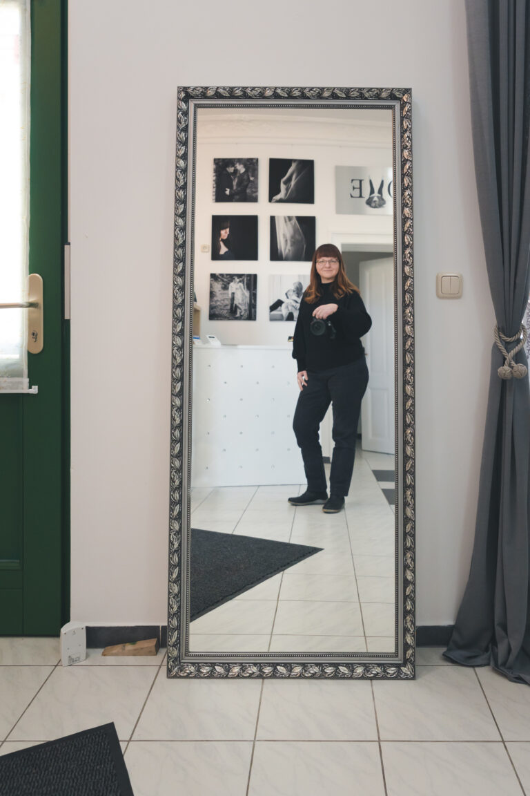 Fotograf Naunhof posiert vorm Spiegel im Fotoatelier Naunhof bei Leipzig.